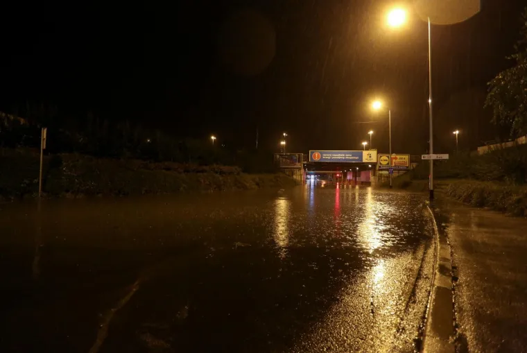 Kataklizma zbog ki&scaron;e u Zagrebu, stotine građana zvalo vatrogasce: Poplavljeni podrumi, stanovi, zatvorene ceste!