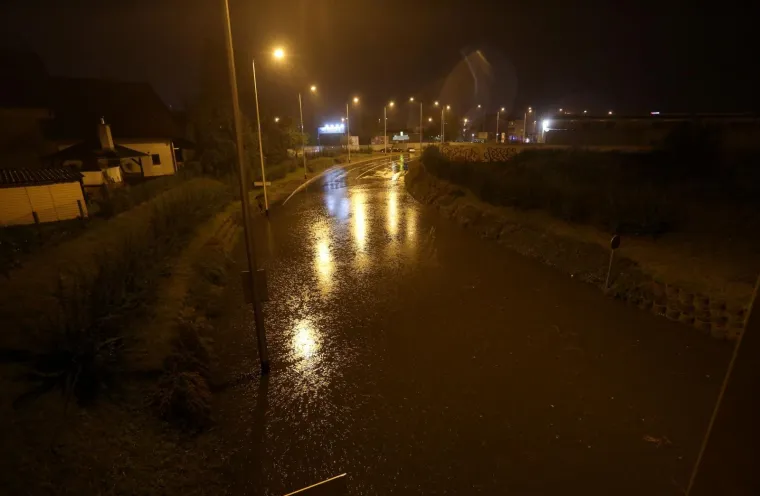 Kataklizma zbog ki&scaron;e u Zagrebu, stotine građana zvalo vatrogasce: Poplavljeni podrumi, stanovi, zatvorene ceste!