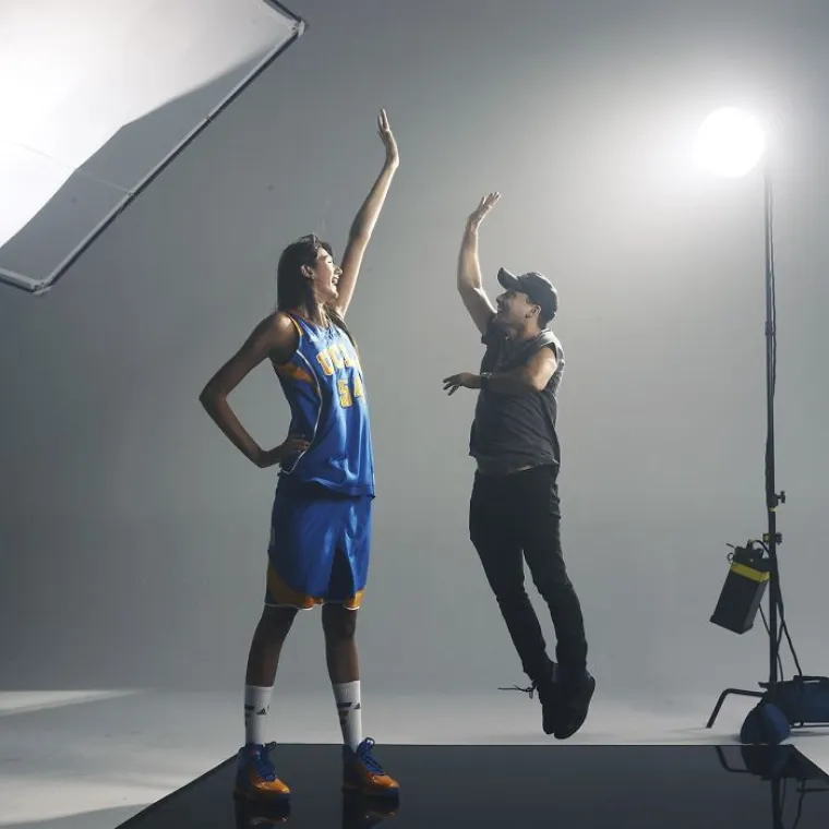 Fotografije visokih ljudi uz niske ljude koje prikazuju koliko je bizaran ljudski rod