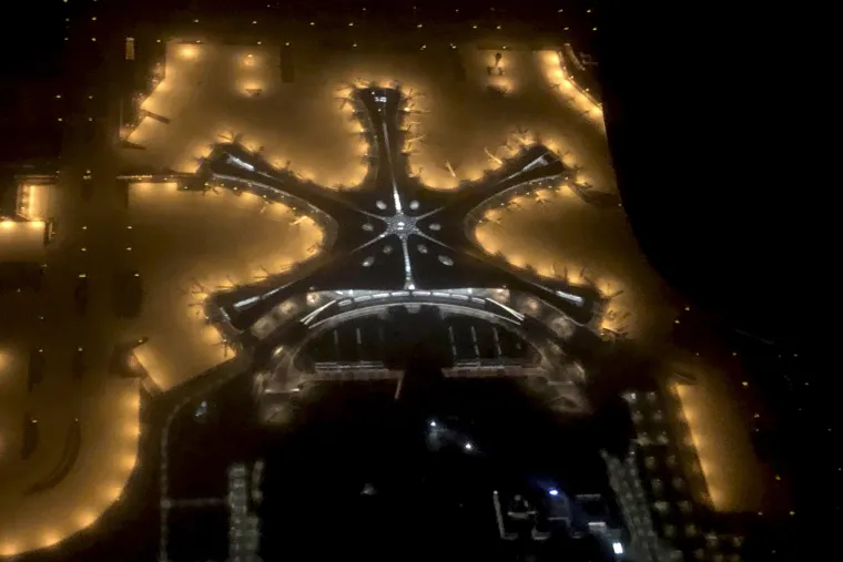 PKX ima četiri piste, a u budućnosti su predviđena i daljnja pro&scaron;irenja. Kako su javili državni mediji, svaki sat će biti oko 300 polijetanja i slijetanja.