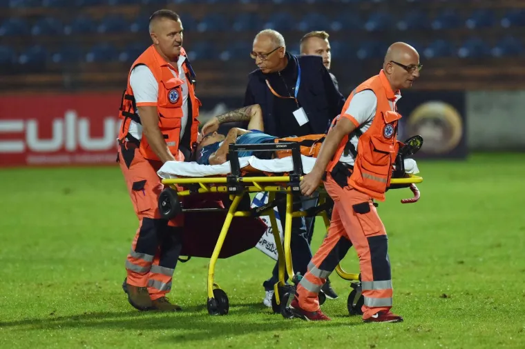 Nogometaši Varaždina u srijedu su navečer izborili osminu finala Hrvatskog nogometnog kupa pobijedivši Rudeš 4:2 u šesnaestini finala natjecanja, ali utakmicu su zasjenile nemile scene u 48. minuti. Pri vodstvu Varaždina od 3:0 na Tomislava Turčina startao je Rudešov Toni Gorupec i slomio mu desnu nogu. Noga je pukla kod zgloba pa je oštećen i ligament, prizori su bili užasni.