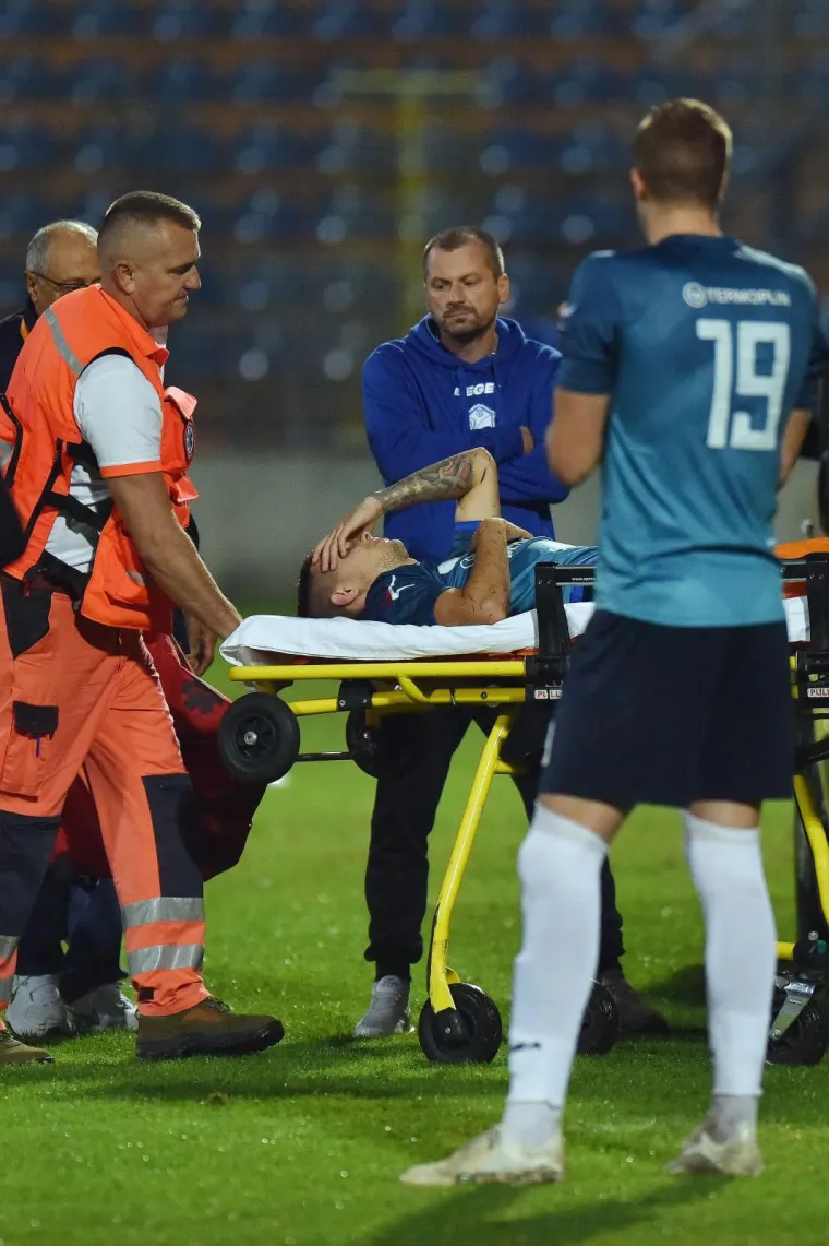 Igrači su bili u nevjerici s obzirom da je bila riječ o vanjskom prijelomu noge. Vozilo hitne pomoći dovezlo se na teren, liječnički tim imobilizirao mu je desnu nogu i Turčin je hitno prevezen u varaždinsku bolnicu, a utakmica se nastavila. Inače, Tomislav Turčin je po drugi put u nešto više od godine dana pretrpio tešku ozljedu noge. Nakon oporavka od loma fibule sad je pretrpio i vanjski prijelom noge.