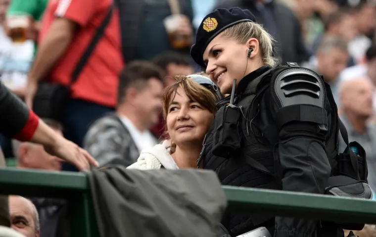 [FOTO] VI&Scaron;E JE LJUDI GLEDALO NJU NEGO UTAKMICU: Fotografije zgodne policajke s Hajdukove utakmice obi&scaron;le su Hrvatsku