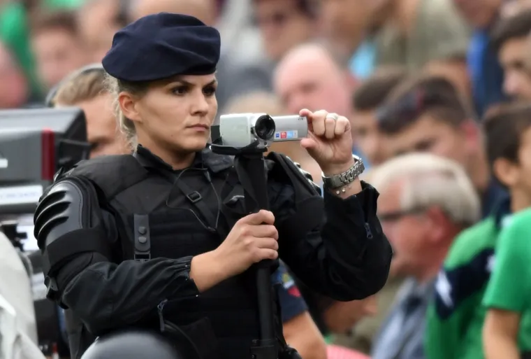 Posebno se na tribinama istaknula zgodna policajka koja je morala pod kontrolom držati pune tribine.