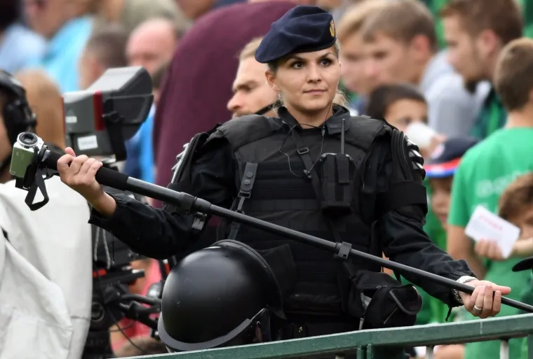 [FOTO] VI&Scaron;E JE LJUDI GLEDALO NJU NEGO UTAKMICU: Fotografije zgodne policajke s Hajdukove utakmice obi&scaron;le su Hrvatsku