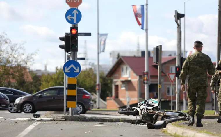 Motociklist je prevezen u KBC Zagreb gdje mu je pružena liječnička pomoć