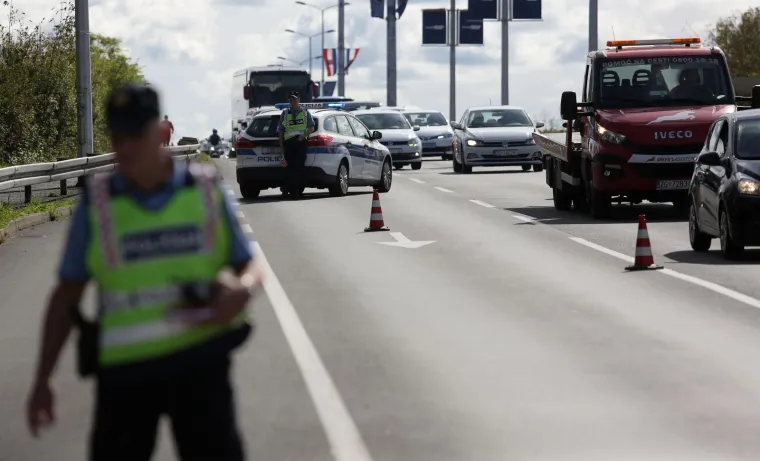 Motociklist je prevezen u KBC Zagreb gdje mu je pružena liječnička pomoć