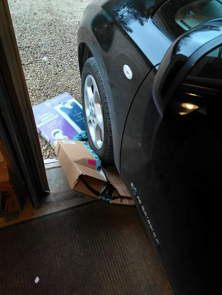 KUPILI STE NE&Scaron;TO PREKO INTERNETA? Pazite da i va&scaron; paket ne zavr&scaron;i ovako 'A lijepo pi&scaron;e ne savijati'