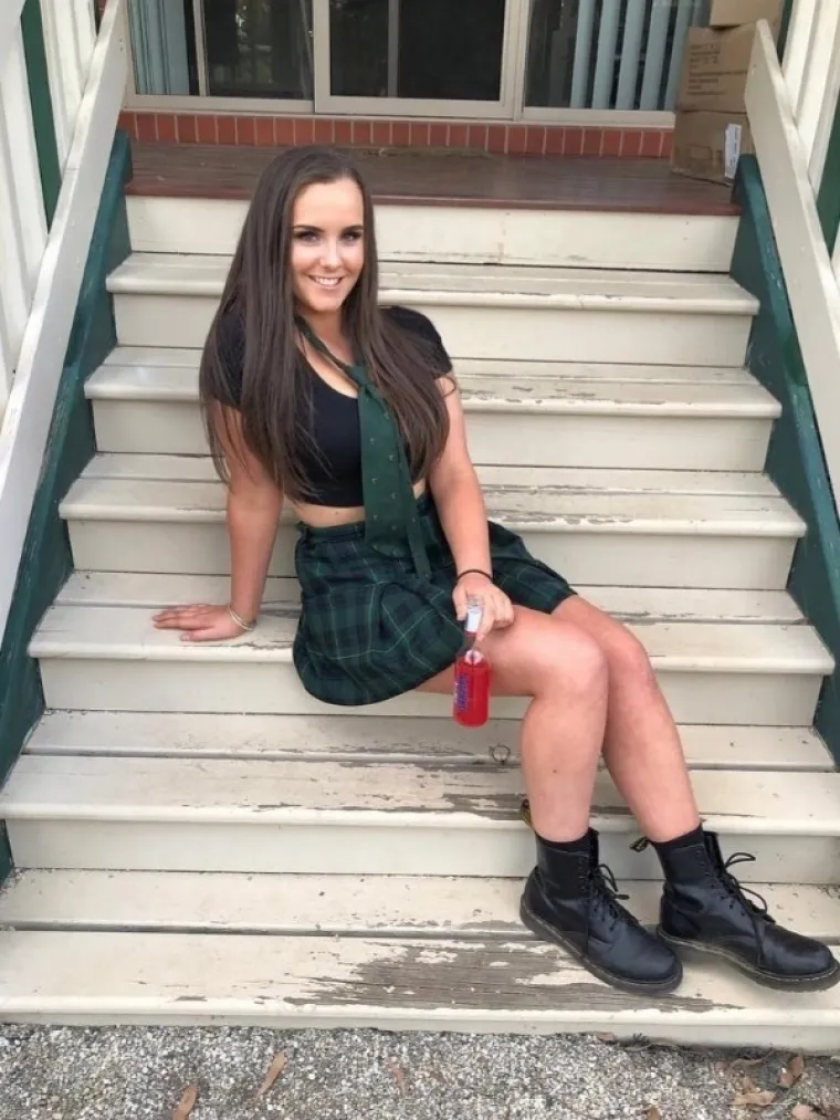 NE VOLE UČITI, ALI JAKO VOLE &Scaron;KOLU: Toliko da paradiraju u &scaron;kolskim uniformama iako su ih davno prerasle