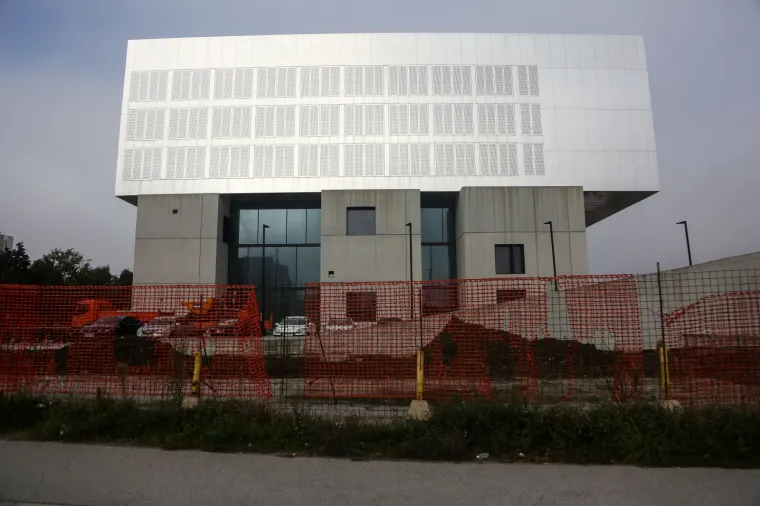 Konačno krenuli radovi na zgradi koja je ko&scaron;tala 100 mil. kn, a treba platiti jo&scaron; 70 mililijuna kn!