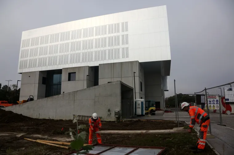 Konačno krenuli radovi na zgradi koja je ko&scaron;tala 100 mil. kn, a treba platiti jo&scaron; 70 mililijuna kn!