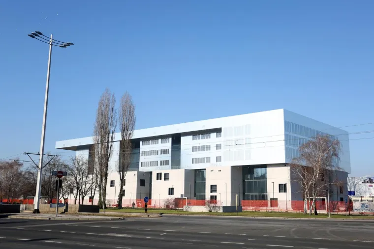 Konačno krenuli radovi na zgradi koja je ko&scaron;tala 100 mil. kn, a treba platiti jo&scaron; 70 mililijuna kn!