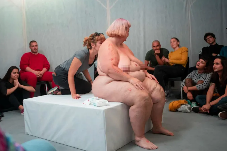 &Scaron;okantno ili...? Skinula se i tražila da je ljube po cijelom tijelu! Publika je rekla - da!