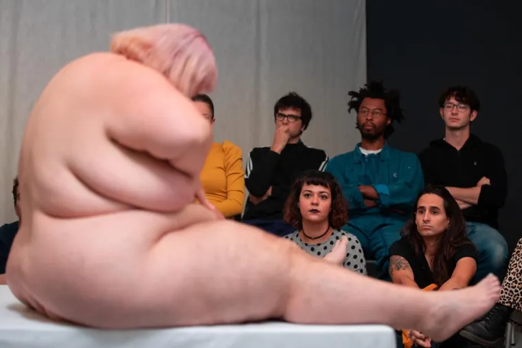 &Scaron;okantno ili...? Skinula se i tražila da je ljube po cijelom tijelu! Publika je rekla - da!