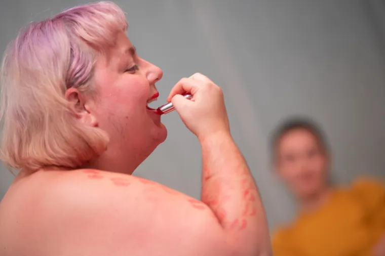 &Scaron;okantno ili...? Skinula se i tražila da je ljube po cijelom tijelu! Publika je rekla - da!