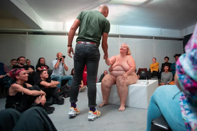 &Scaron;okantno ili...? Skinula se i tražila da je ljube po cijelom tijelu! Publika je rekla - da!