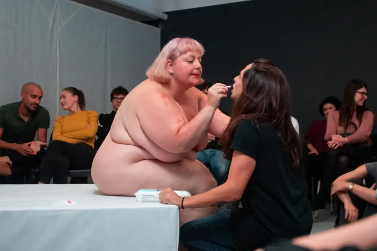 &Scaron;okantno ili...? Skinula se i tražila da je ljube po cijelom tijelu! Publika je rekla - da!