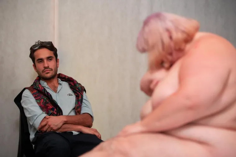 &Scaron;okantno ili...? Skinula se i tražila da je ljube po cijelom tijelu! Publika je rekla - da!