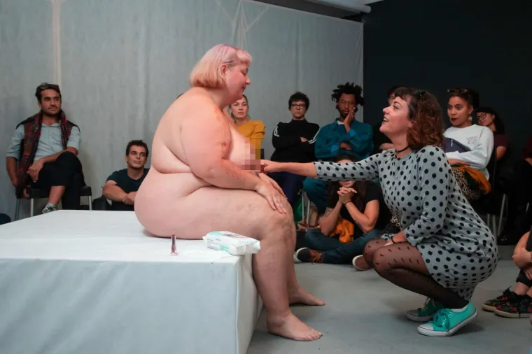 &Scaron;okantno ili...? Skinula se i tražila da je ljube po cijelom tijelu! Publika je rekla - da!