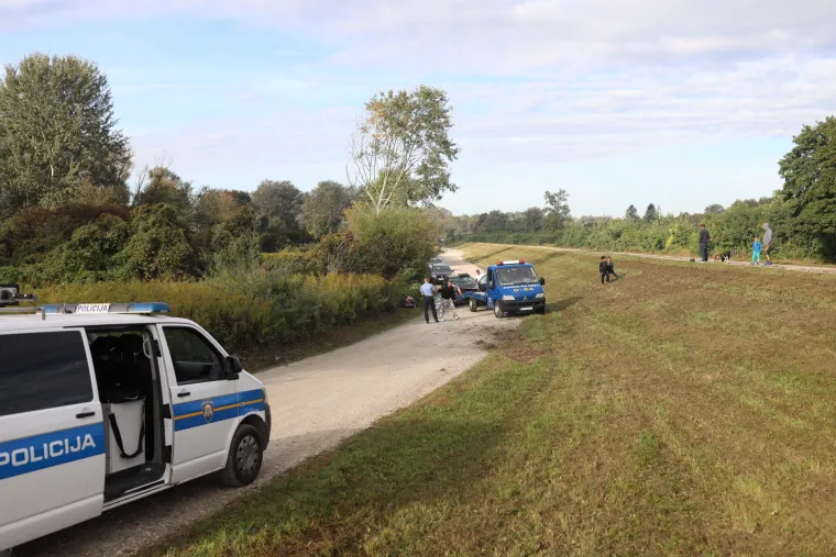 Auto potpuno uni&scaron;ten u stravičnoj nesreći: Sletjela s makadama i okrenula se na krov!