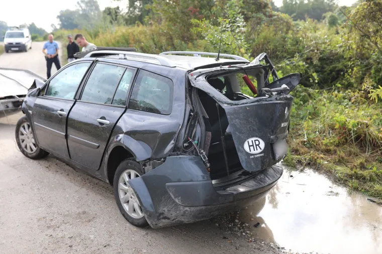 Auto potpuno uni&scaron;ten u stravičnoj nesreći: Sletjela s makadama i okrenula se na krov!