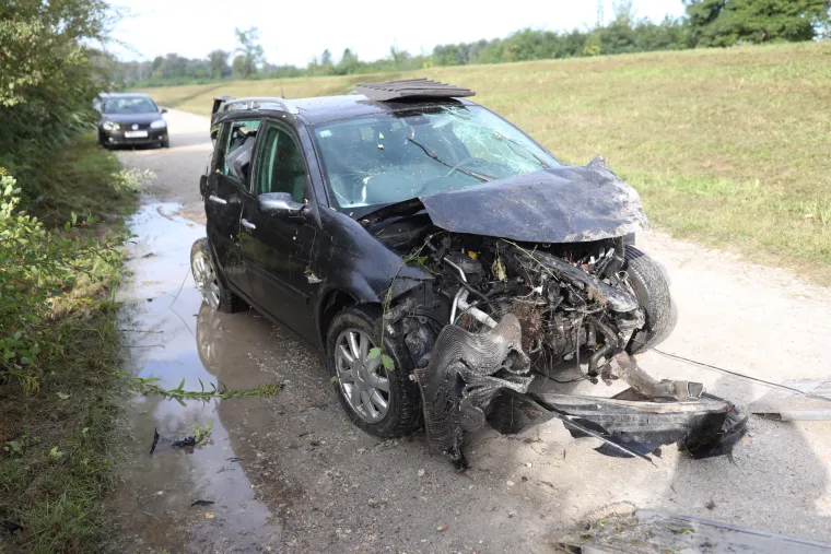 Auto potpuno uni&scaron;ten u stravičnoj nesreći: Sletjela s makadama i okrenula se na krov!