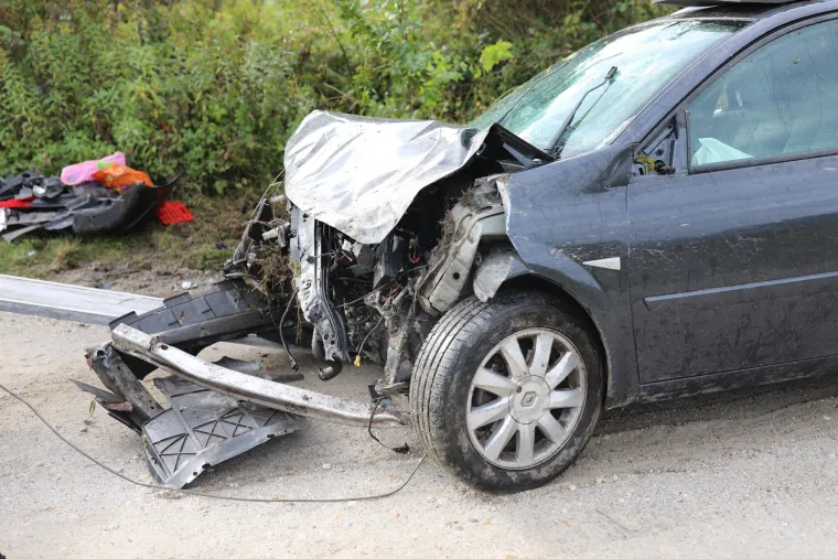 Auto potpuno uni&scaron;ten u stravičnoj nesreći: Sletjela s makadama i okrenula se na krov!