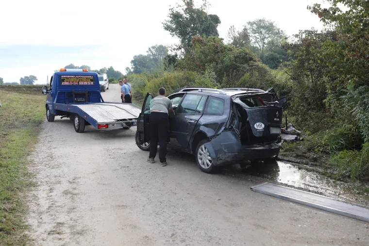 Auto potpuno uni&scaron;ten u stravičnoj nesreći: Sletjela s makadama i okrenula se na krov!