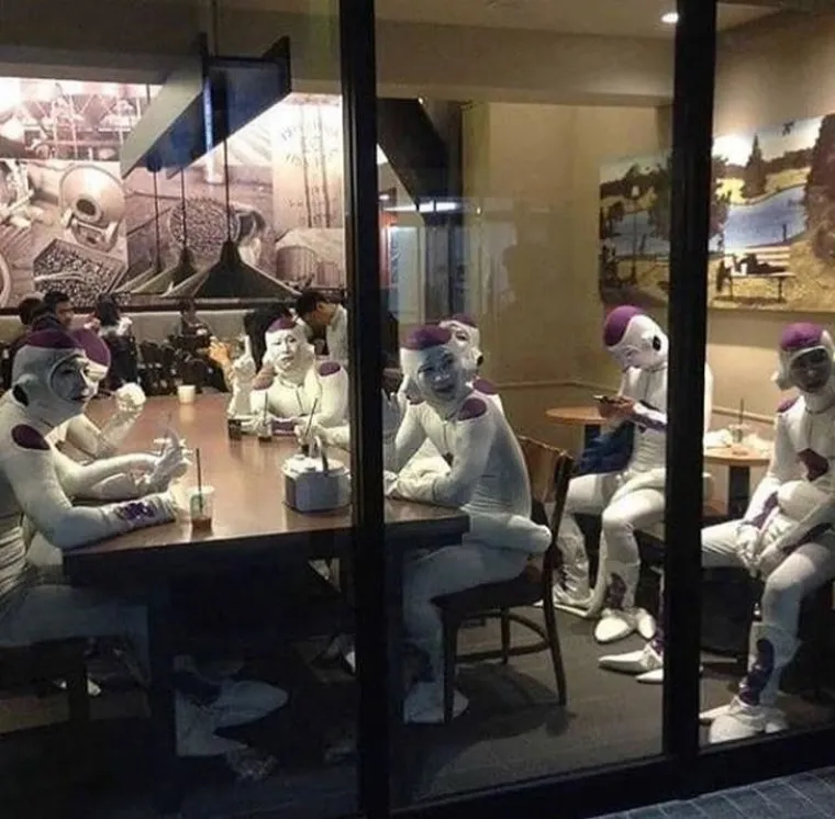 A MISLILI STE DA VI SREĆETE ČUDAKE: Da, ovi su ljudi takvi iza&scaron;li iz kuće i naravno da ih je netko slikao