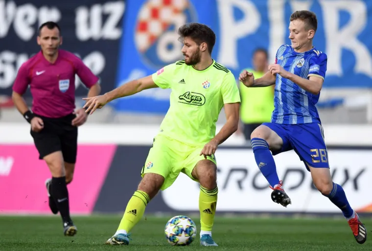 Trener Modrih Nenad Bjelica na teren je poslao snažan sastav i Modri su vrlo brzo stekli prednost, Petković je uspio dostići jedno dubinsko proigravanje tik pred gol-aut linijom i zatim poslati povratnu loptu na 10 metara gdje se najbolje sna&scaron;ao Kadzior i doveo svoju momčad u vodstvo. Photo: Josip Regovic/PIXSELL