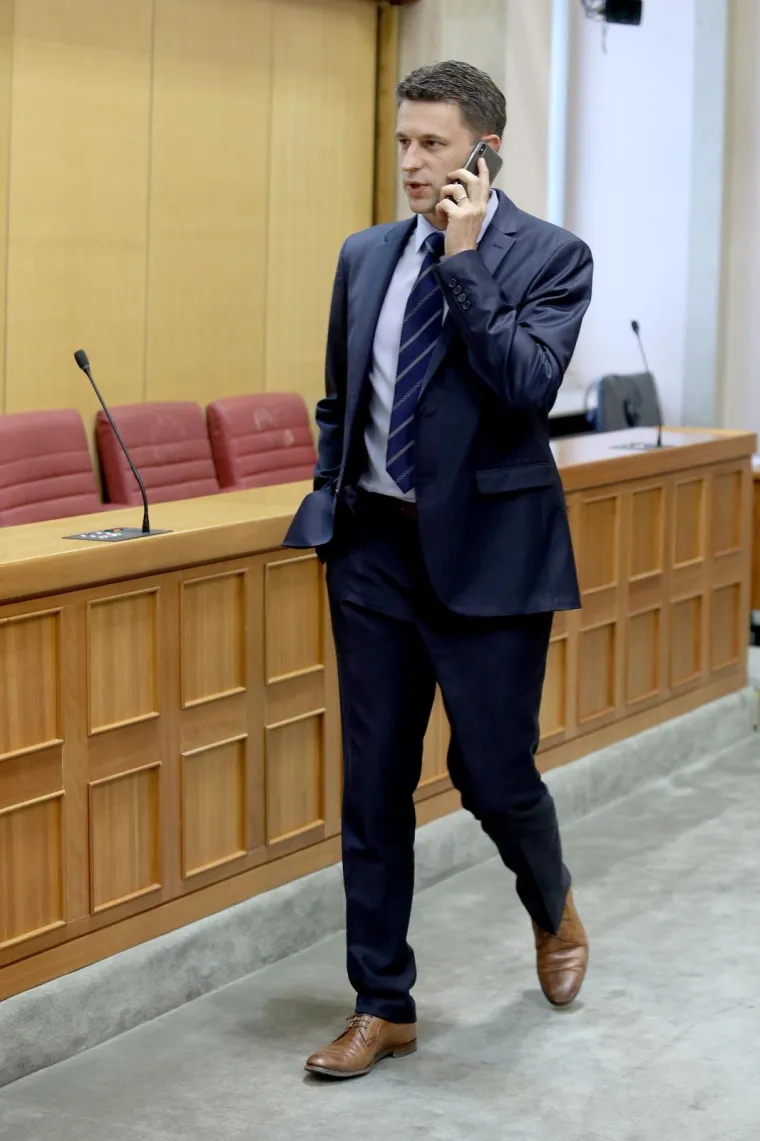 Sabor je danas nastavio svoju 14. sjednicu te su zastupnici, oni koji su se i pojavili, raspravljali o prijedlogu Strategije upravljanja državnom imovinom  za razdoblje od 2019. do 2025. Cilj za idućih sedam godina je održivo, ekonomično i transparentno upravljanje i raspolaganje državnom imovinom.