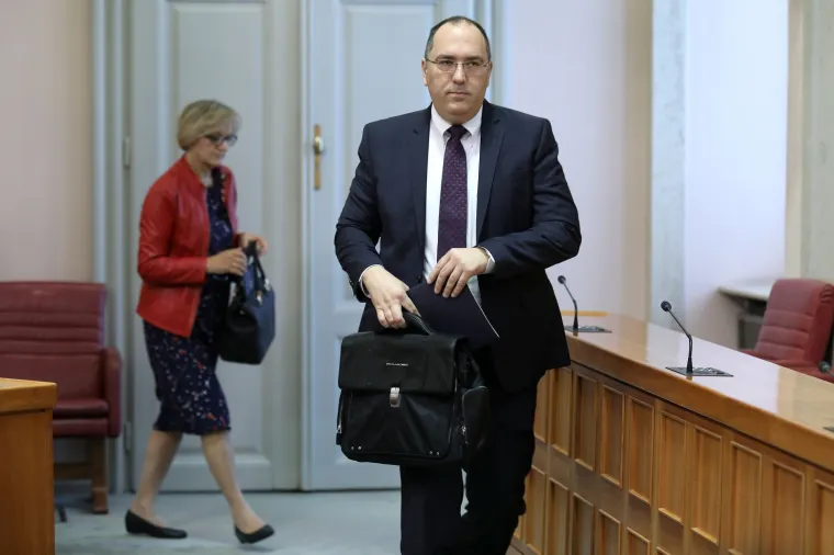 OVAKO SE PETKOM DOLAZI NA POSAO U SABOR: Poku&scaron;ajte prebrojiti zastupnike, neće vam dugo trebati