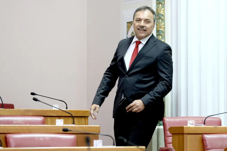 OVAKO SE PETKOM DOLAZI NA POSAO U SABOR: Poku&scaron;ajte prebrojiti zastupnike, neće vam dugo trebati