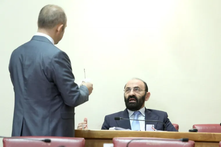 OVAKO SE PETKOM DOLAZI NA POSAO U SABOR: Poku&scaron;ajte prebrojiti zastupnike, neće vam dugo trebati