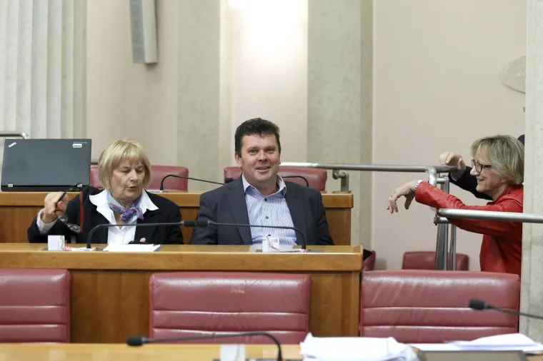 OVAKO SE PETKOM DOLAZI NA POSAO U SABOR: Poku&scaron;ajte prebrojiti zastupnike, neće vam dugo trebati