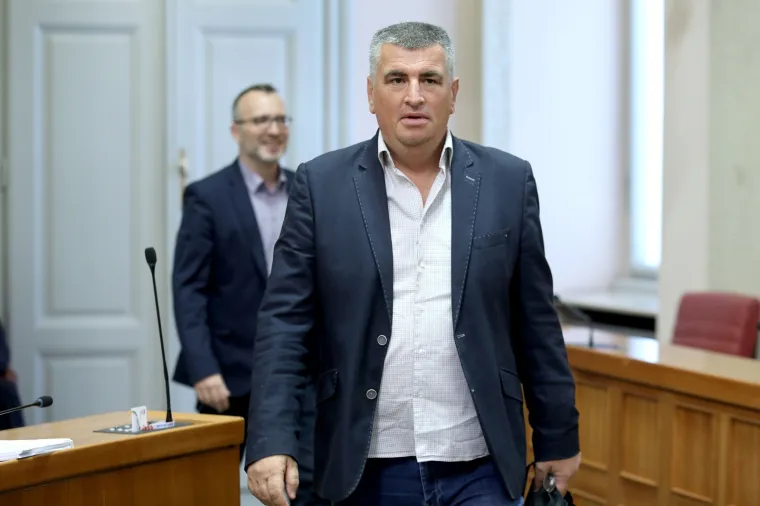 OVAKO SE PETKOM DOLAZI NA POSAO U SABOR: Poku&scaron;ajte prebrojiti zastupnike, neće vam dugo trebati