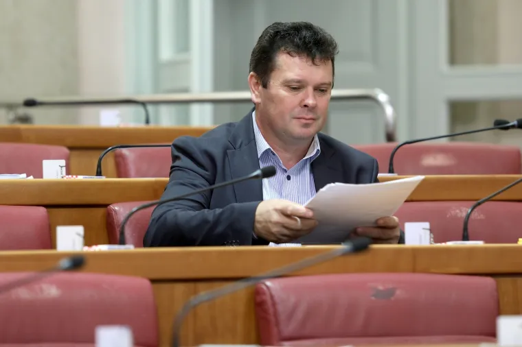 OVAKO SE PETKOM DOLAZI NA POSAO U SABOR: Poku&scaron;ajte prebrojiti zastupnike, neće vam dugo trebati