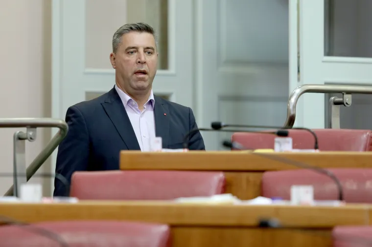 OVAKO SE PETKOM DOLAZI NA POSAO U SABOR: Poku&scaron;ajte prebrojiti zastupnike, neće vam dugo trebati