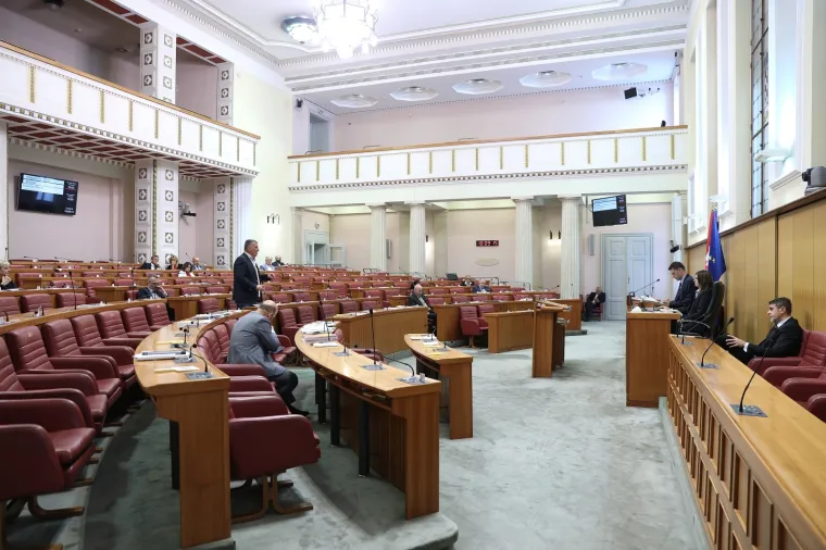 OVAKO SE PETKOM DOLAZI NA POSAO U SABOR: Poku&scaron;ajte prebrojiti zastupnike, neće vam dugo trebati