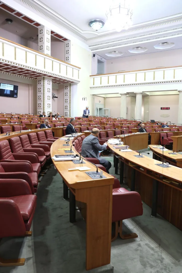 OVAKO SE PETKOM DOLAZI NA POSAO U SABOR: Poku&scaron;ajte prebrojiti zastupnike, neće vam dugo trebati