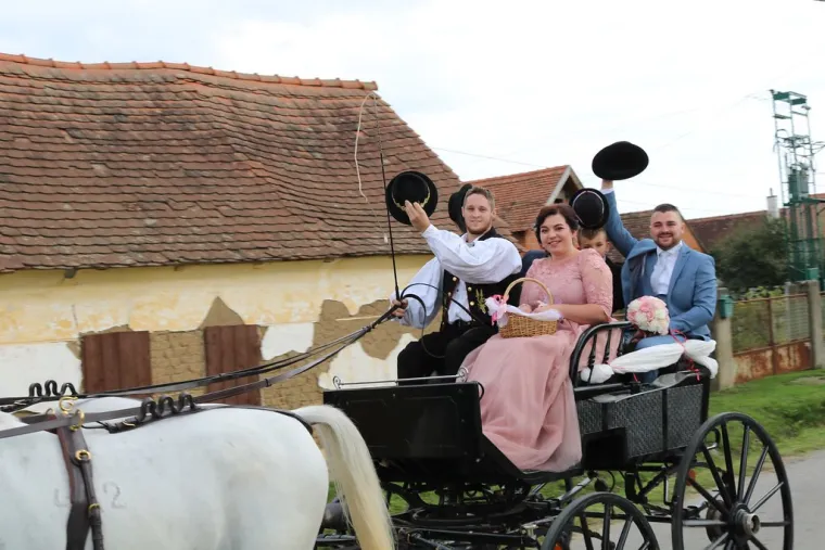 Vjenčanje u Požegi kao da je pro&scaron;lo kroz vremeplov: Ovako ne&scaron;to vi&scaron;e se ne viđa!