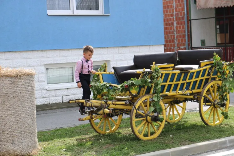 Vjenčanje u Požegi kao da je pro&scaron;lo kroz vremeplov: Ovako ne&scaron;to vi&scaron;e se ne viđa!