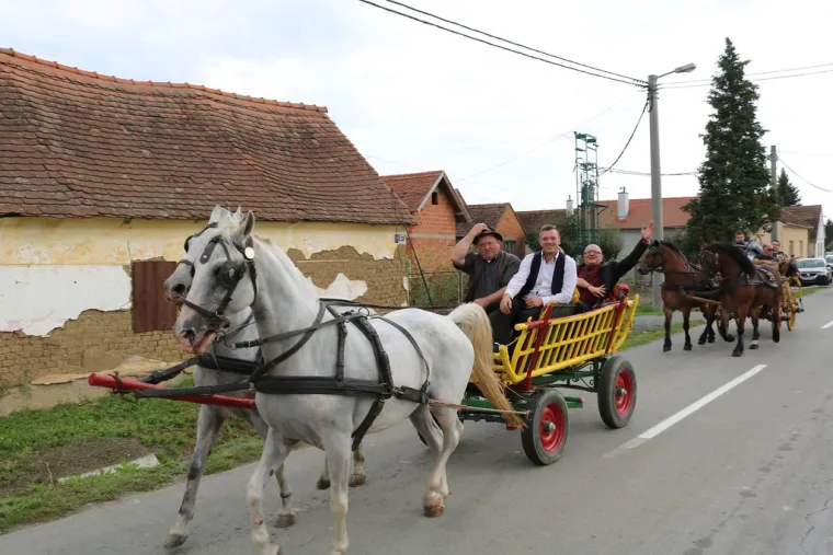 Vjenčanje u Požegi kao da je pro&scaron;lo kroz vremeplov: Ovako ne&scaron;to vi&scaron;e se ne viđa!