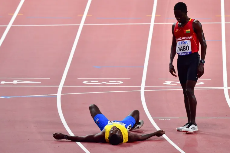 FOTOGRAFIJE NEVIĐENOG SPORTSKOG POTEZA OBI&Scaron;LE SU SVIJET: Atletičar iz Gvineje Bisao može svima biti uzor