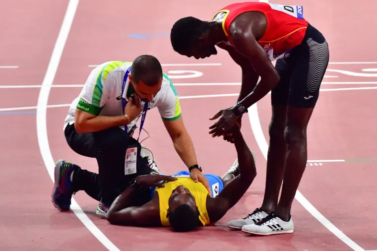 FOTOGRAFIJE NEVIĐENOG SPORTSKOG POTEZA OBI&Scaron;LE SU SVIJET: Atletičar iz Gvineje Bisao može svima biti uzor