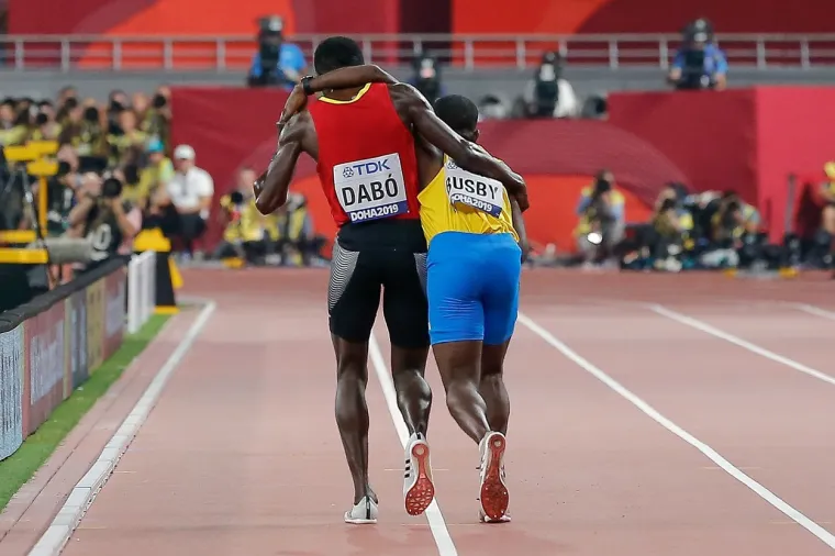 FOTOGRAFIJE NEVIĐENOG SPORTSKOG POTEZA OBI&Scaron;LE SU SVIJET: Atletičar iz Gvineje Bisao može svima biti uzor