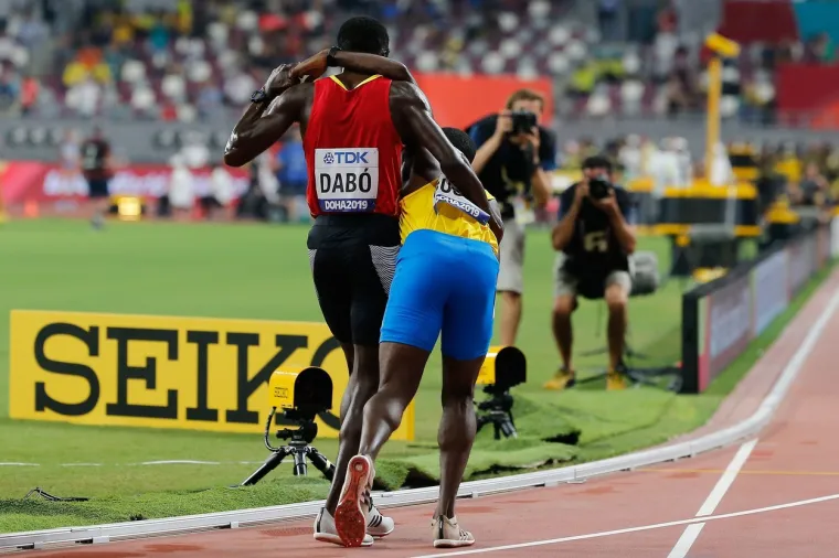 FOTOGRAFIJE NEVIĐENOG SPORTSKOG POTEZA OBI&Scaron;LE SU SVIJET: Atletičar iz Gvineje Bisao može svima biti uzor