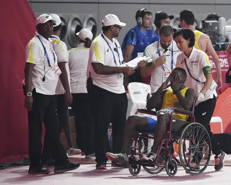FOTOGRAFIJE NEVIĐENOG SPORTSKOG POTEZA OBI&Scaron;LE SU SVIJET: Atletičar iz Gvineje Bisao može svima biti uzor