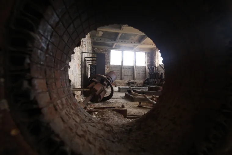 1988. godine logor je zatvoren i sad je na njemu prirodna kolonija jelena lopotara i omiljeno izleti&scaron;te za turiste