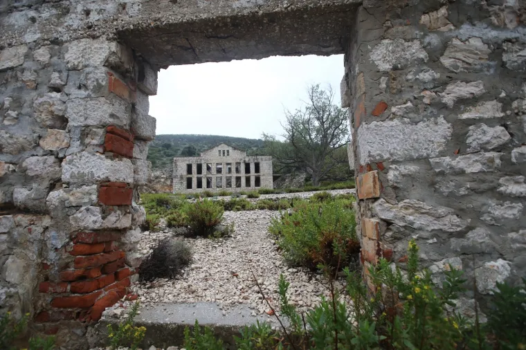 1988. godine logor je zatvoren i sad je na njemu prirodna kolonija jelena lopotara i omiljeno izleti&scaron;te za turiste